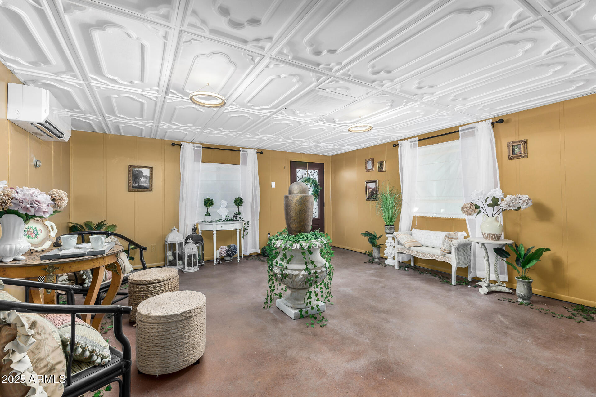 2302 West Berridge Lane Phoenix, AZ 85015 - Photo 28 of 40 a lobby room with furniture and flowers