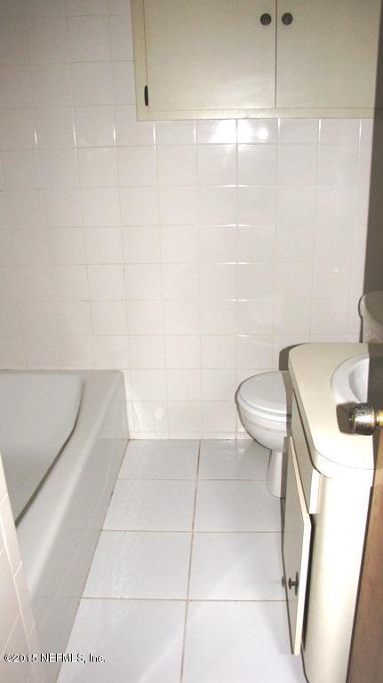 6820 Brandemere Road South Jacksonville, FL 32211 - Photo 9 of 12 a bathroom with a sink a toilet and a shower