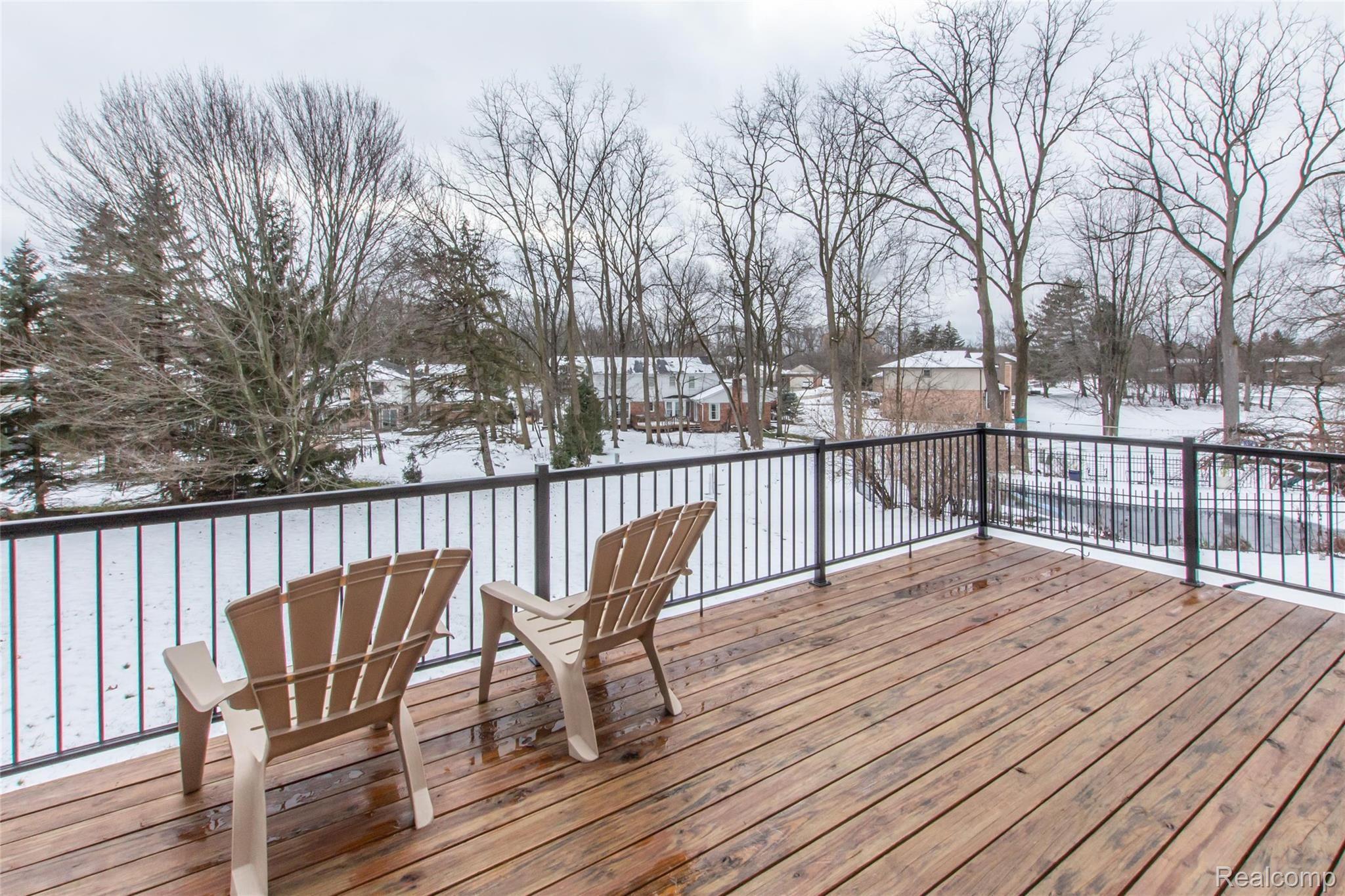 2849 Kilburn Court Rochester, MI 48306 - Photo 30 of 34 14 deck 2.jpg