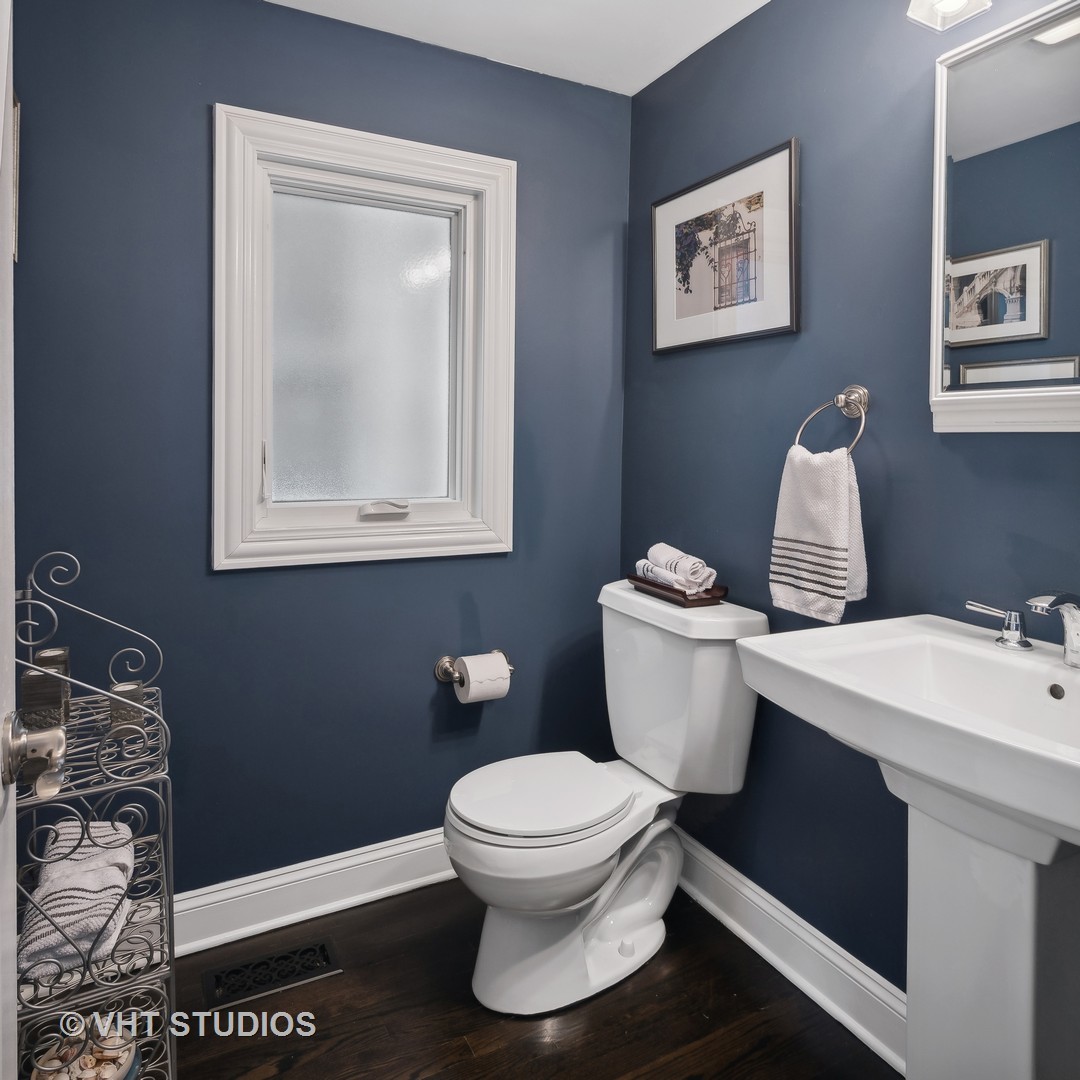 1750 West School Street Chicago, IL 60657 - Photo 12 of 37 a bathroom with a toilet sink and mirror