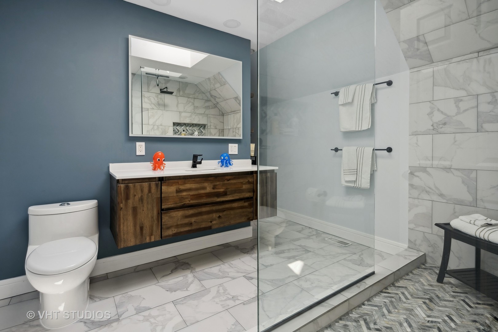 1750 West School Street Chicago, IL 60657 - Photo 15 of 37 a bathroom with a toilet sink and mirror