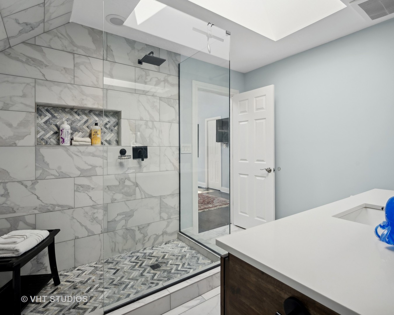 1750 West School Street Chicago, IL 60657 - Photo 16 of 37 a bathroom with a sink and a mirror