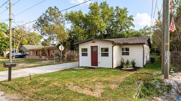 a view of a house with a yard