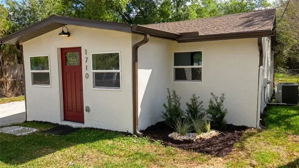 a view of a house with yard