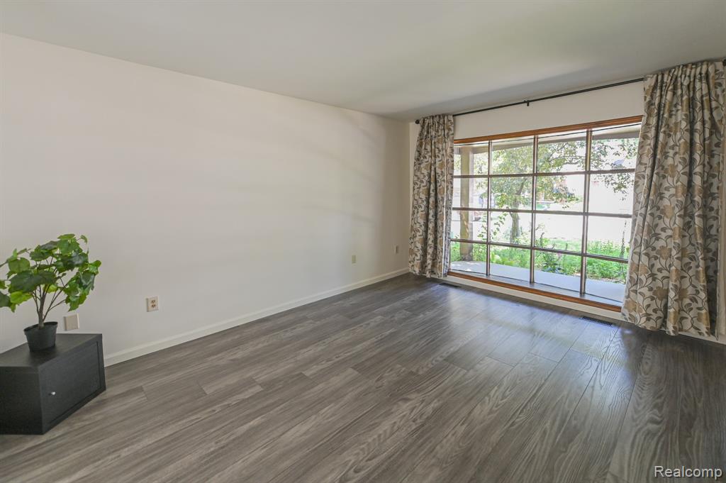 611 Ten Point Drive Rochester Hills, MI 48309 - Photo 4 of 17