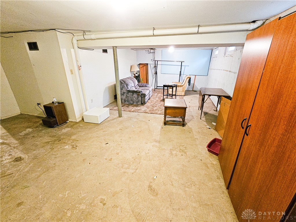 1045 Rydale Road Dayton, OH 45405 - Photo 17 of 24 Basement living room