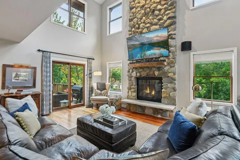 $1,595,000 | 126 Courtland Street, Excelsior, MN 55331