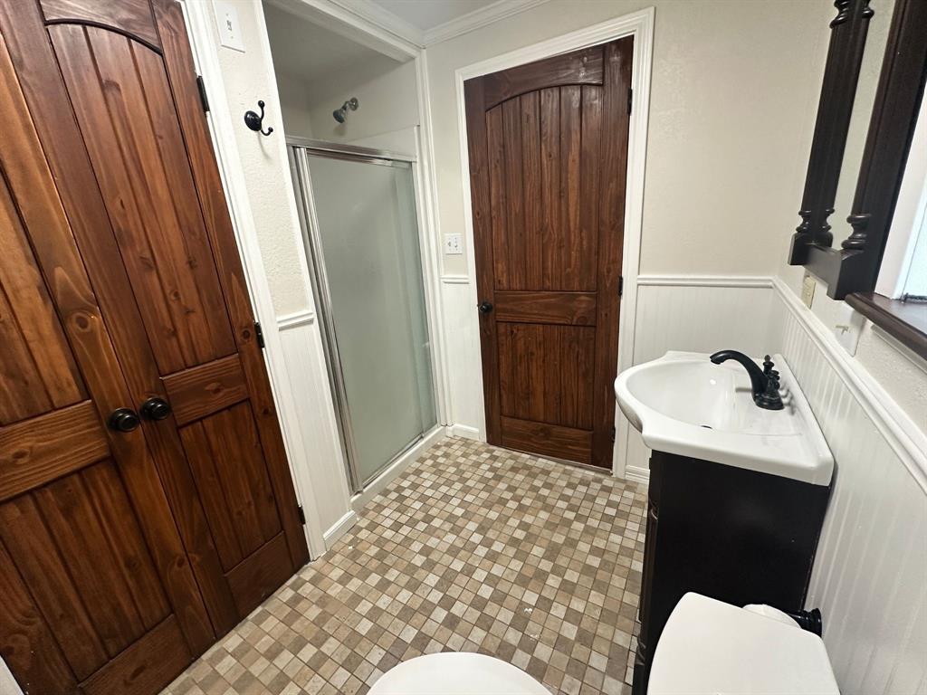 310 Cedar Point Circle Gordonville, TX 76245 - Photo 6 of 9 a bathroom with a sink toilet and shower