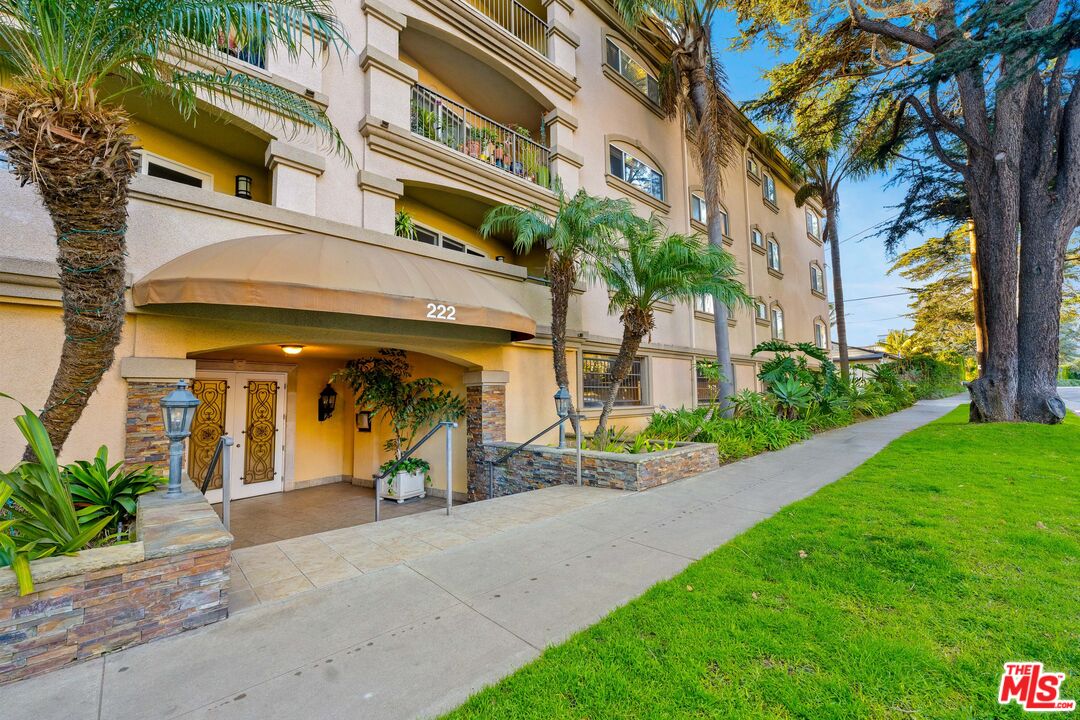 222 7th Street, Unit 301 Santa Monica, CA 90402 - Photo 5 of 55 a view of a building with a garden