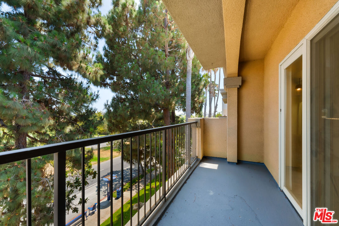 222 7th Street, Unit 301 Santa Monica, CA 90402 - Photo 10 of 55 a view of balcony