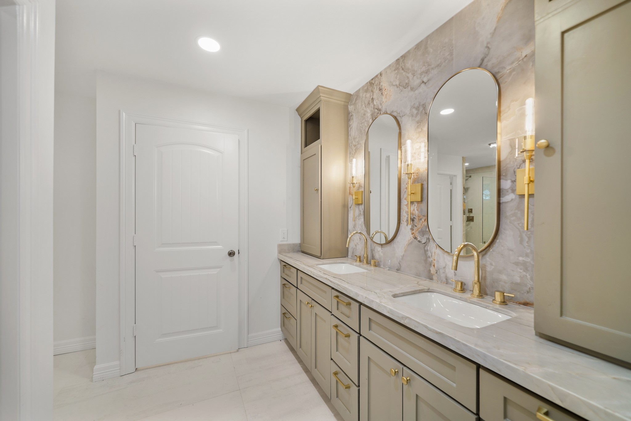 9313 Livernois Road Houston, TX 77080 - Photo 18 of 39 This angle of your bathroom is breathtaking.