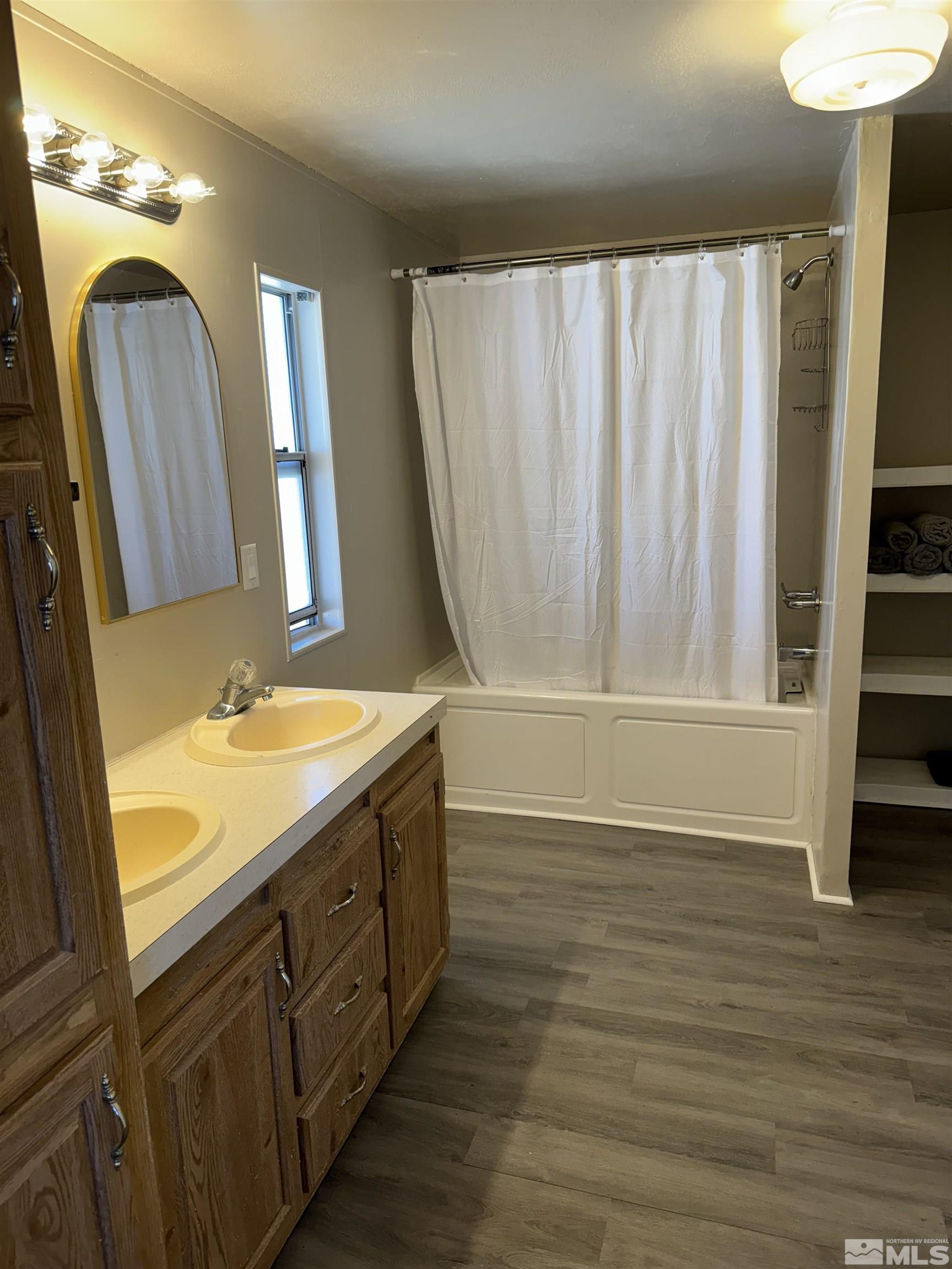 5500 Mission Road Fallon, NV 89406 - Photo 8 of 15 a bathroom with a sink a mirror and a bathtub