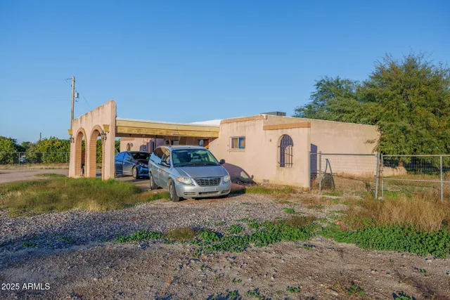 a view of a house with backyard