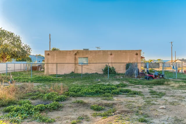 a view of a backyard