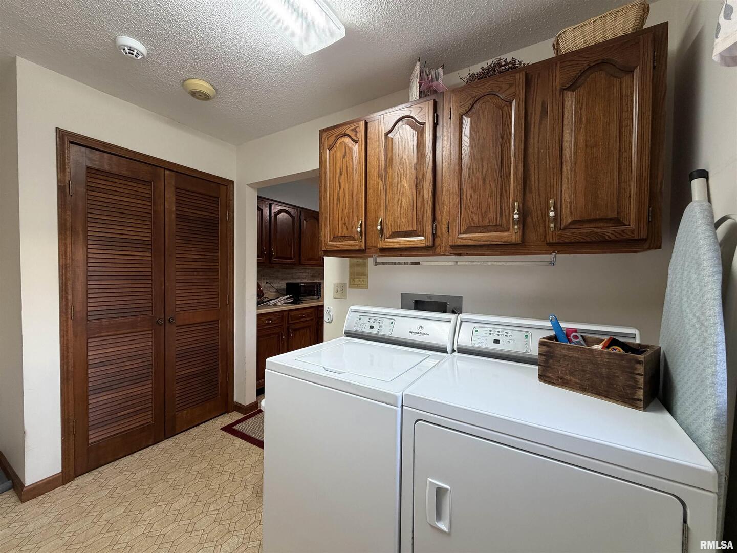 206 Daras Drive Carmi, IL 62821 - Photo 17 of 33 a utility room with dryer and washer