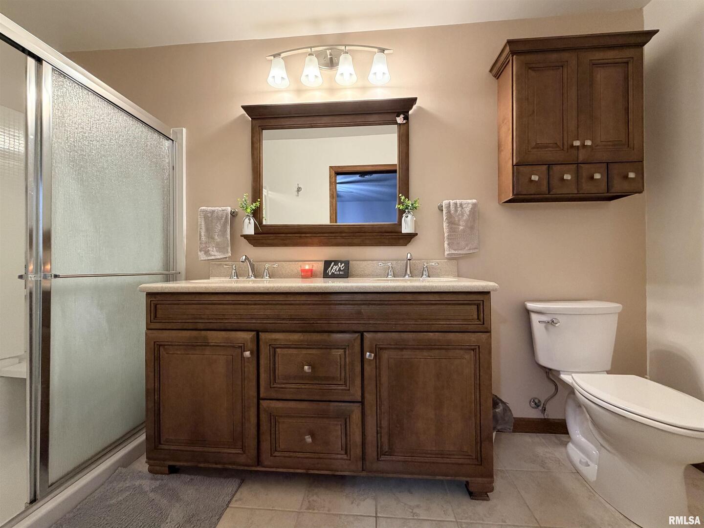 206 Daras Drive Carmi, IL 62821 - Photo 22 of 33 a bathroom with a toilet a sink and a mirror