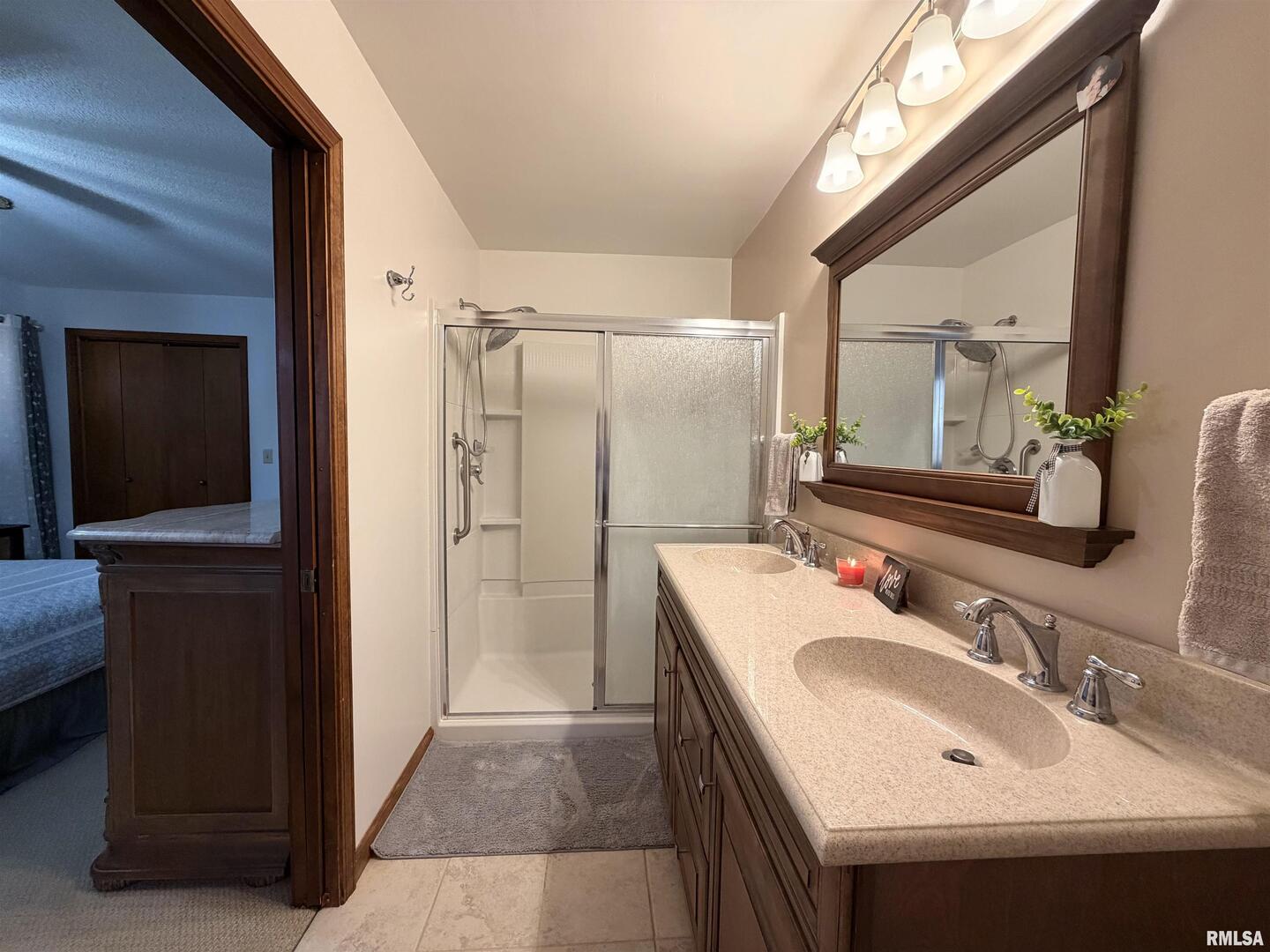 206 Daras Drive Carmi, IL 62821 - Photo 24 of 33 a bathroom with a sink and a mirror