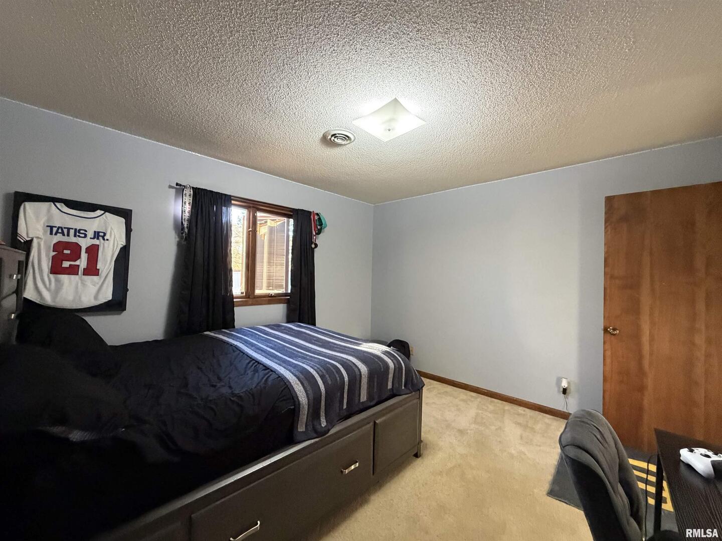 206 Daras Drive Carmi, IL 62821 - Photo 27 of 33 a bedroom with a bed and a window