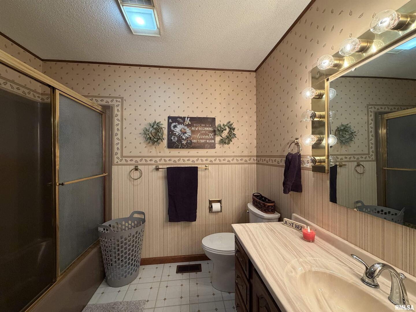 206 Daras Drive Carmi, IL 62821 - Photo 29 of 33 a very nice looking room with a couch
