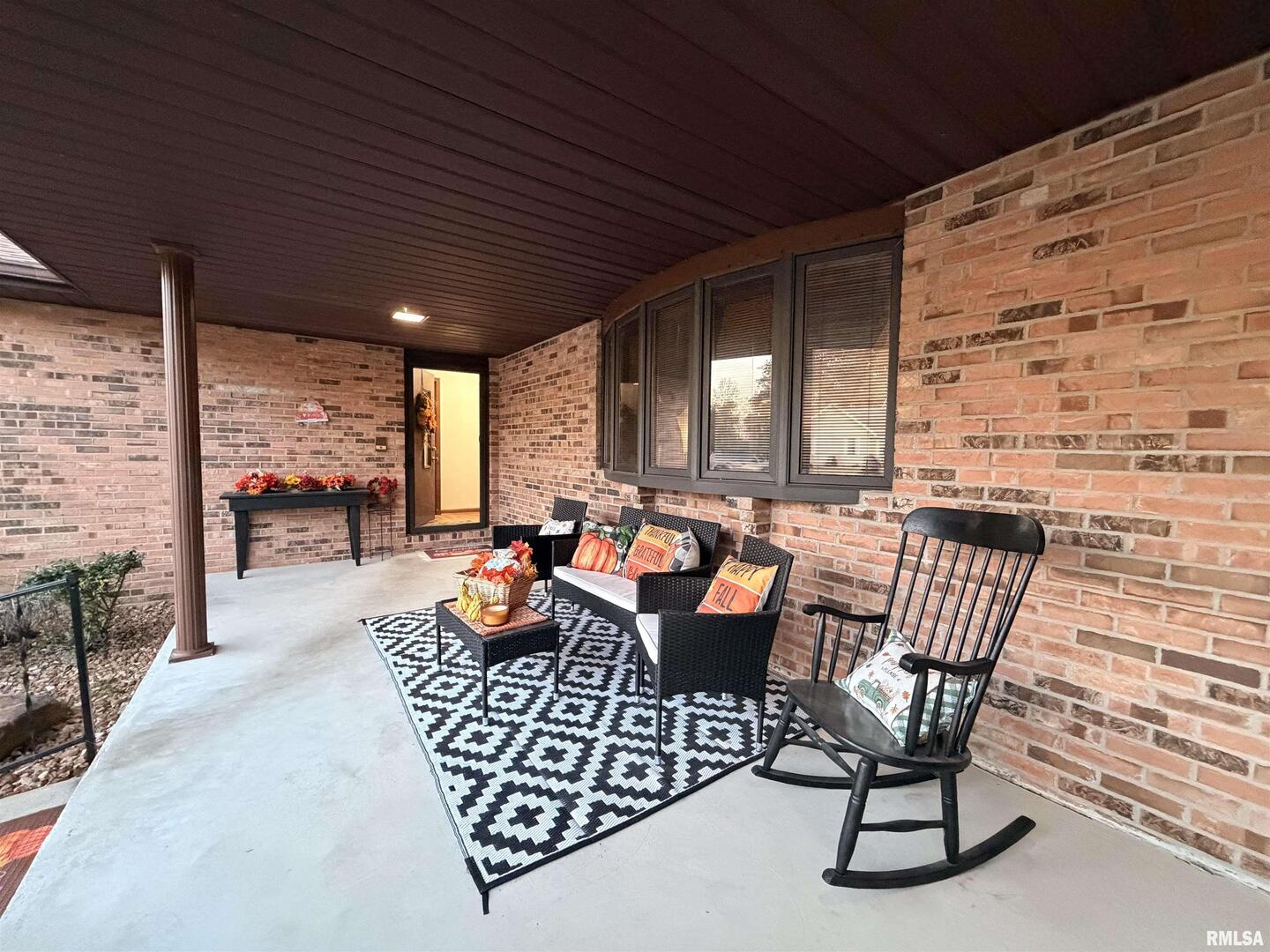 206 Daras Drive Carmi, IL 62821 - Photo 3 of 33 a outdoor space with patio furniture