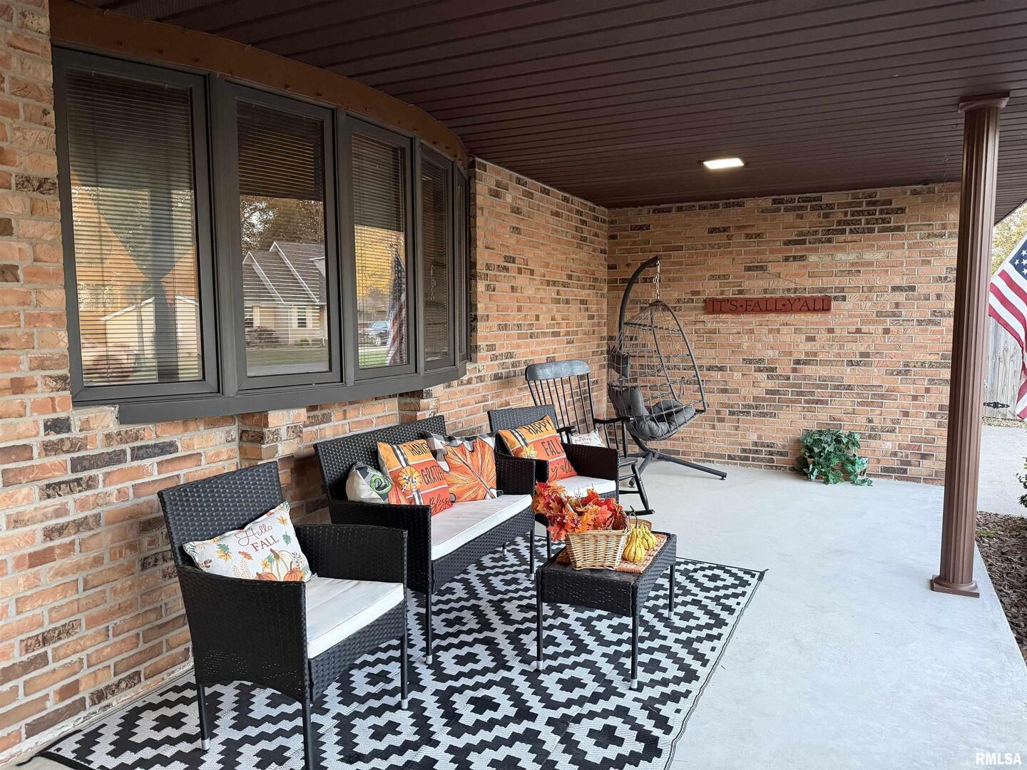 206 Daras Drive Carmi, IL 62821 - Photo 5 of 33 a outdoor space with patio the couches and a potted plant on coffee table