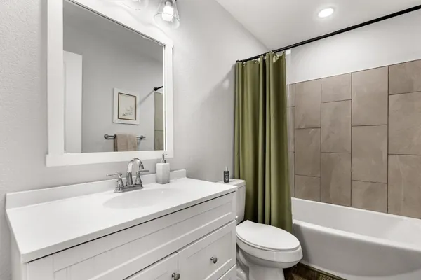 a view of a livingroom with washer and dryer