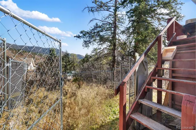 a view of a yard with a tree
