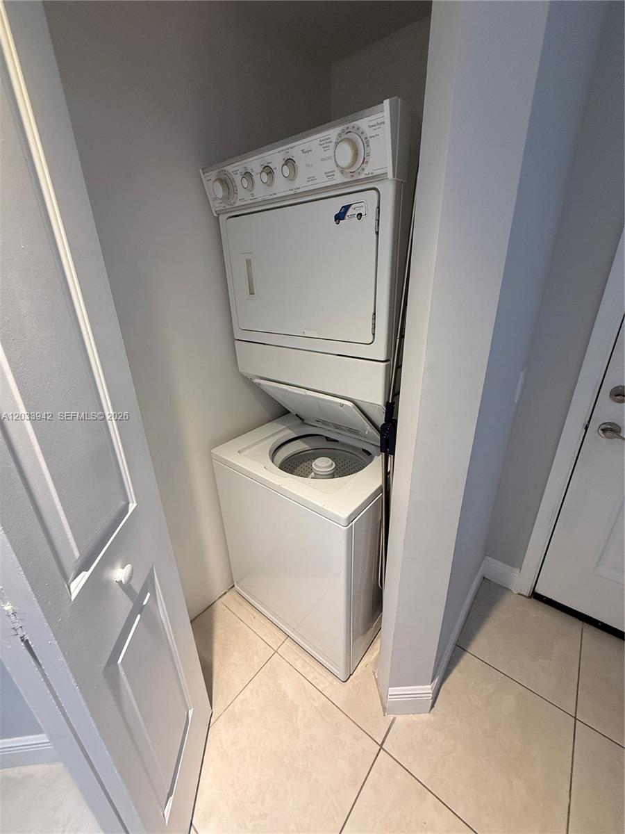 480 Northeast 30th Street, Unit 1504 Miami, FL 33137 - Photo 5 of 14 Washer & Dryer