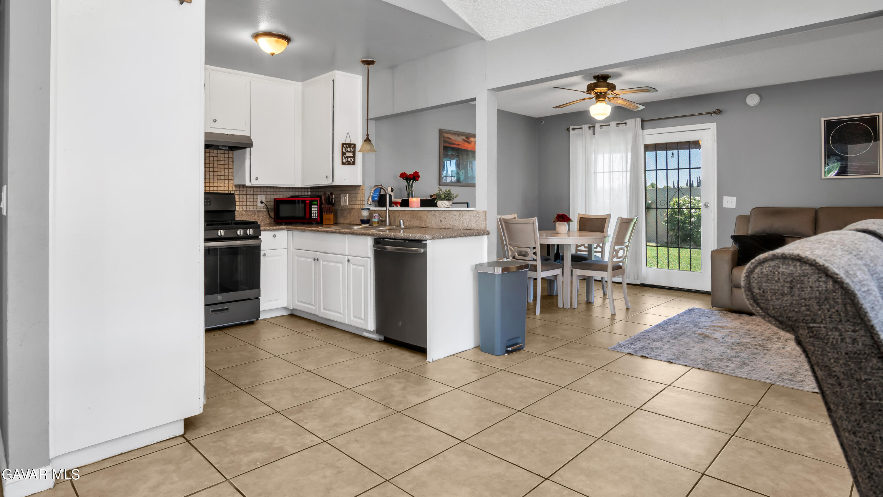 44008 Raysack Avenue Lancaster, CA 93535 - Photo 9 of 27 1-Kitchen
