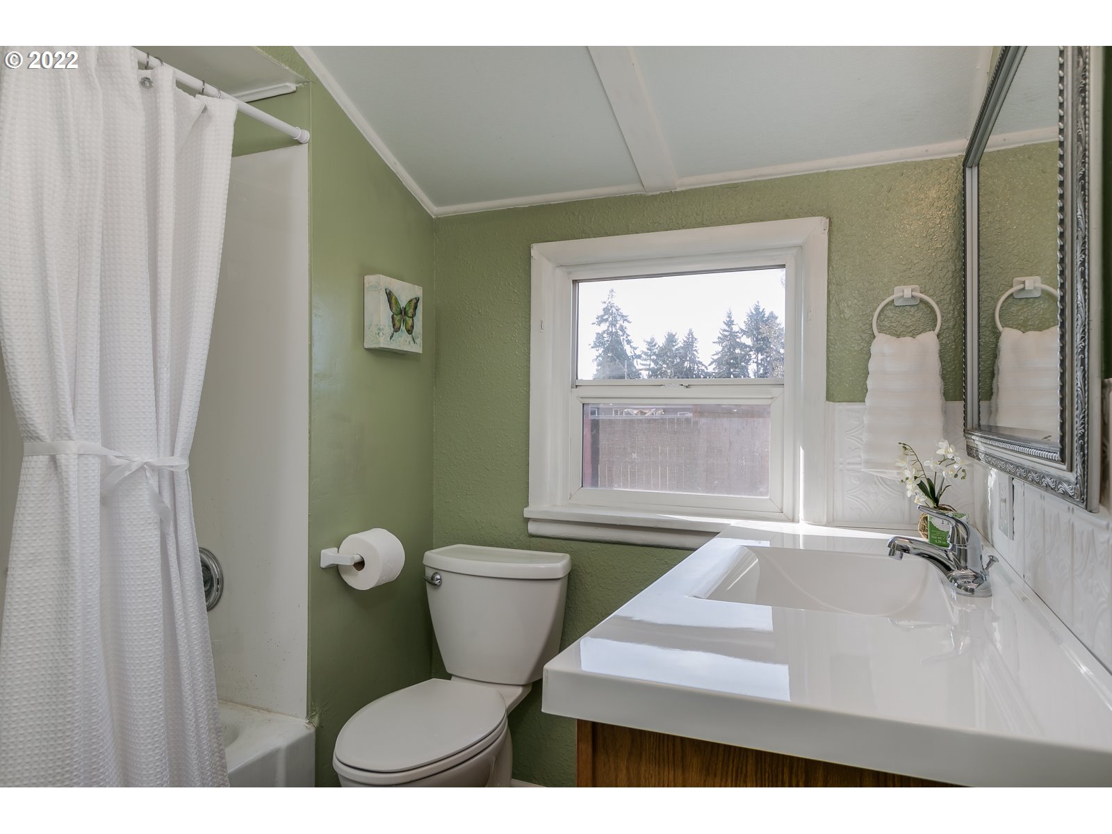 428 18th Street Springfield, OR 97477 - Photo 18 of 22 a bathroom with a sink a toilet a mirror and bathtub