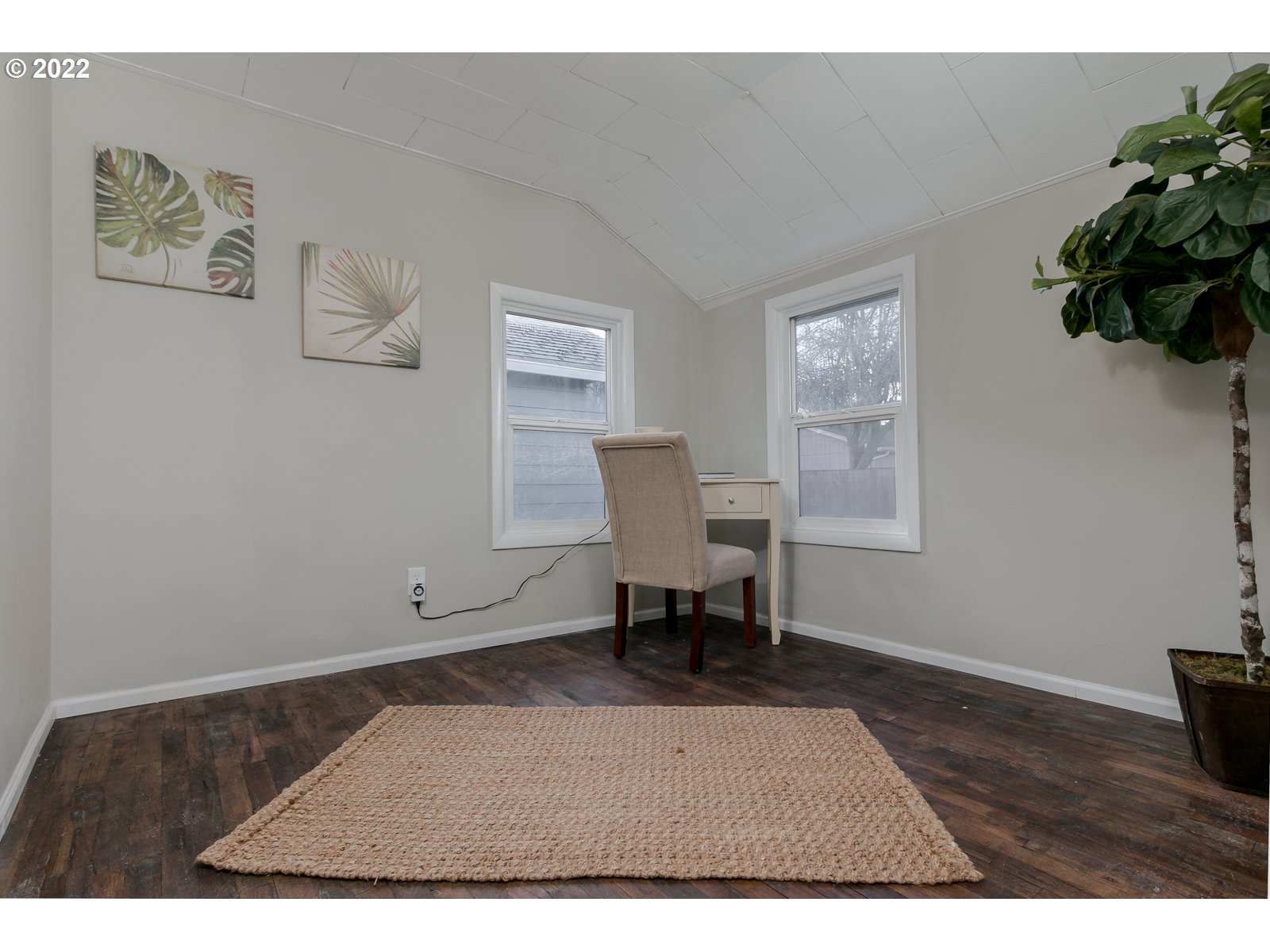 428 18th Street Springfield, OR 97477 - Photo 19 of 22 a living room with furniture and a potted plant