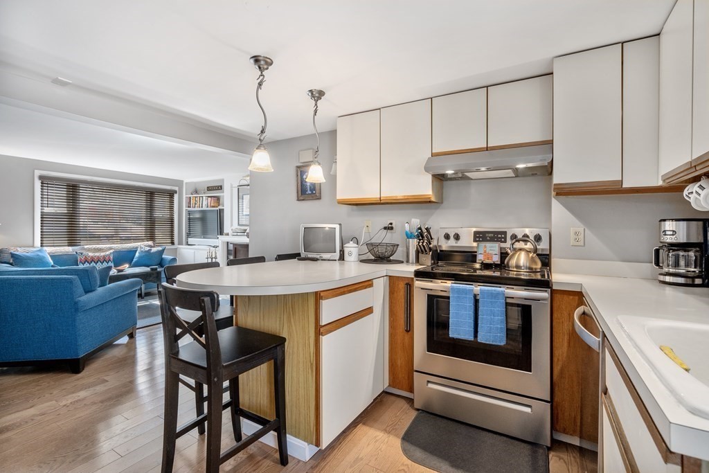 121 R Elm Street, Unit 3 Marblehead, MA 01945 - Photo 5 of 21 Gallery Image 5