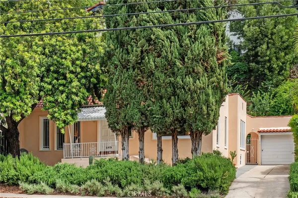 a picture of a tree in front of a house