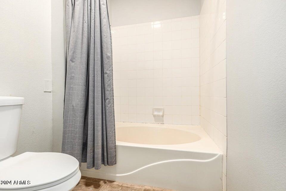 9550 East Thunderbird Road, Unit 266 Scottsdale, AZ 85260 - Photo 20 of 35 a bathroom with a toilet and a bathtub