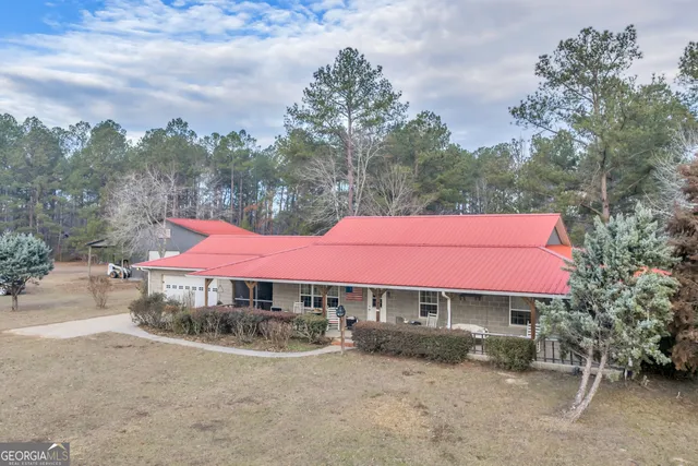 a bed room with a bed and a closet
