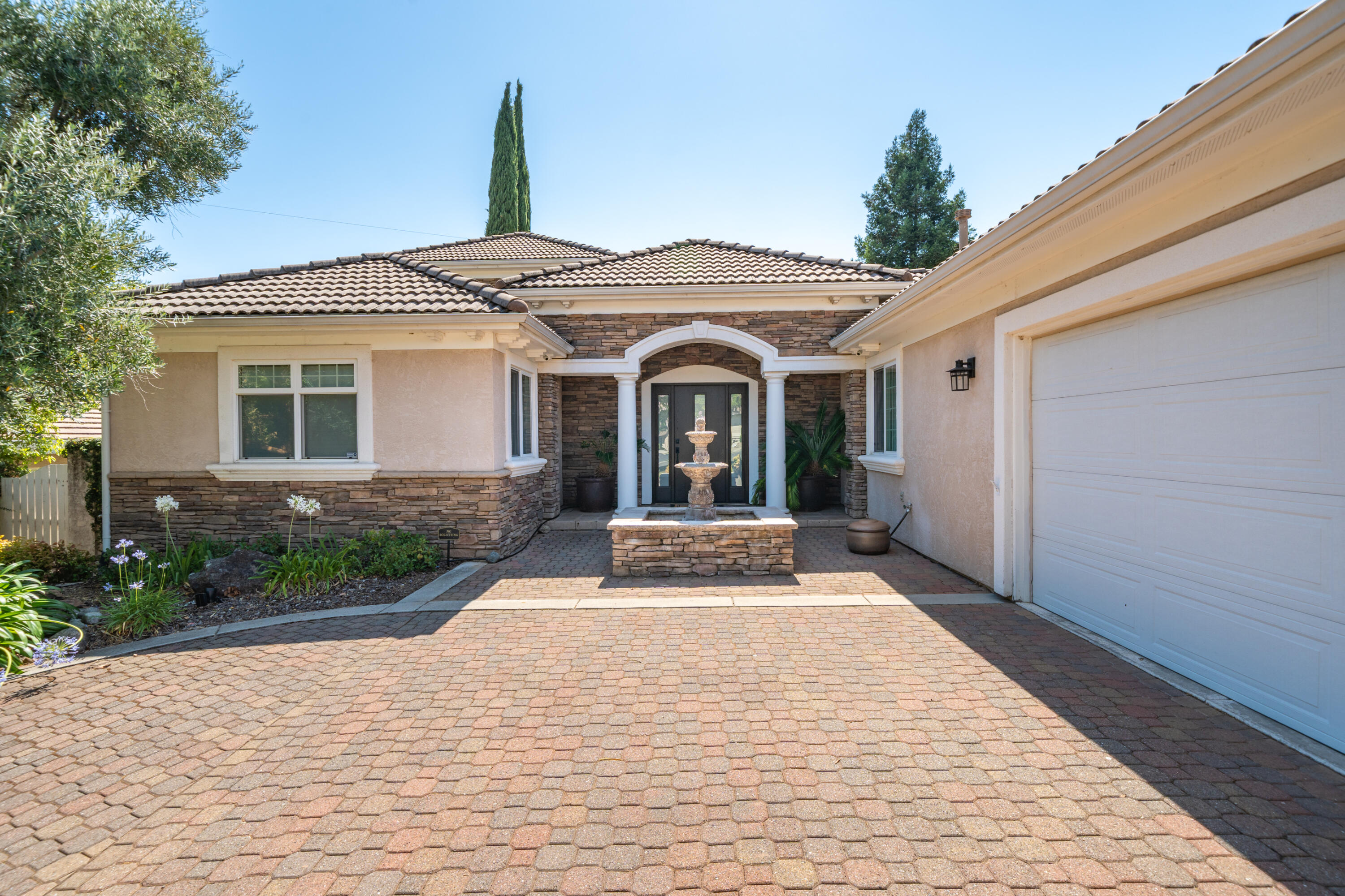864 River Bend Road Redding, CA 96003 - Photo 14 of 115 ENTRYWAY