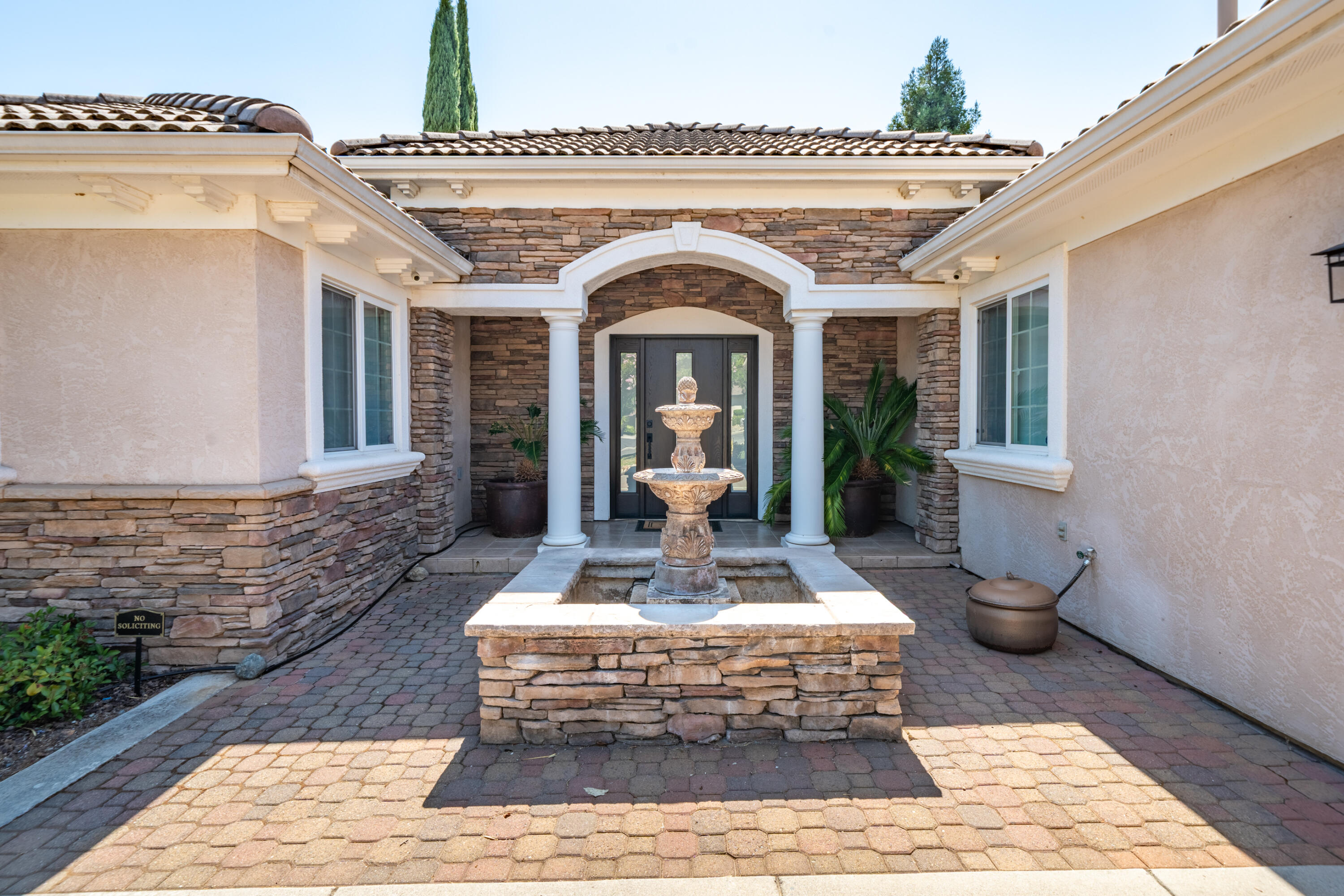 864 River Bend Road Redding, CA 96003 - Photo 17 of 115 ARCHED ENTRYWAY
