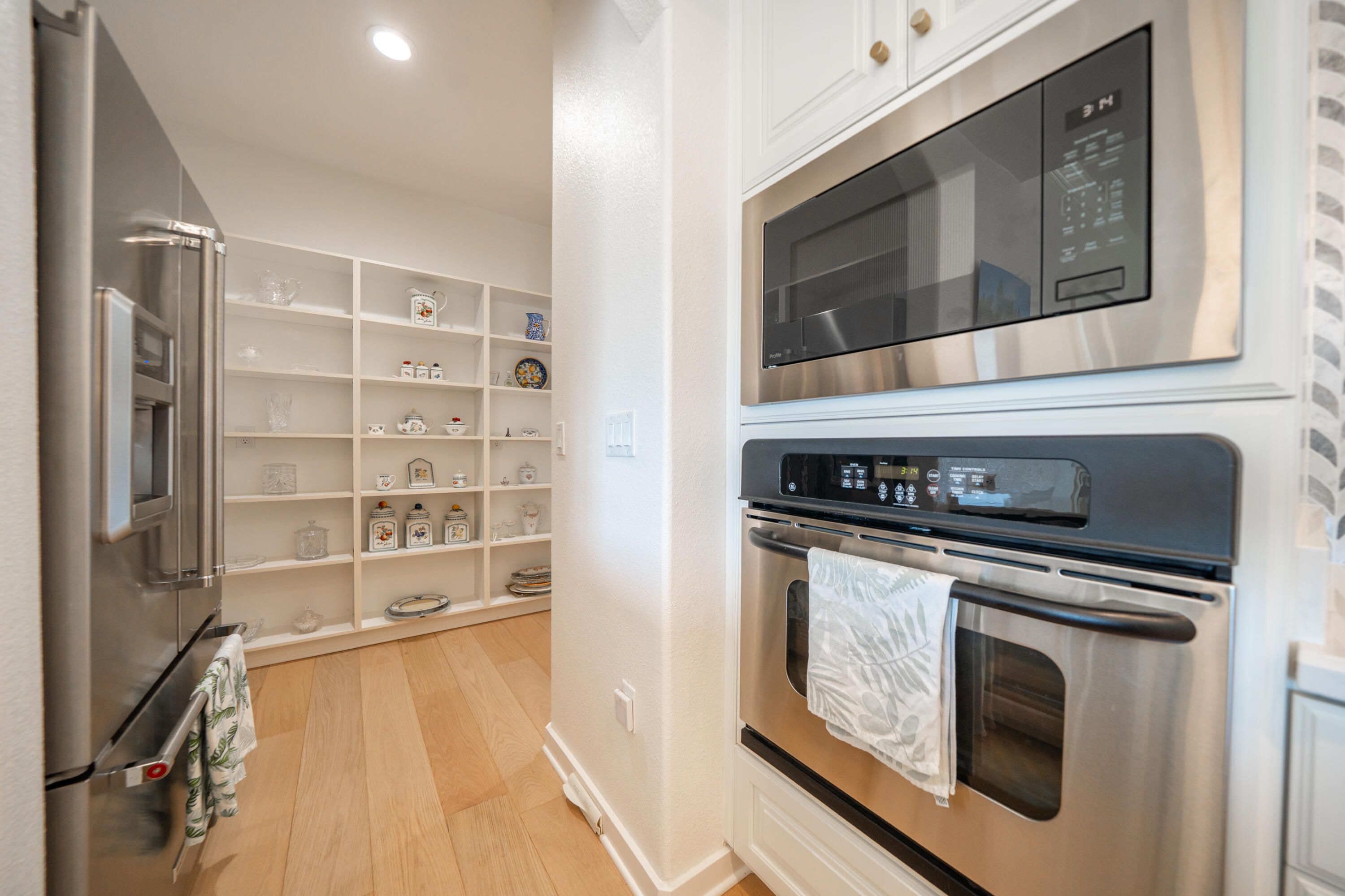 864 River Bend Road Redding, CA 96003 - Photo 33 of 115 WALL OVEN AND MICROWAVE