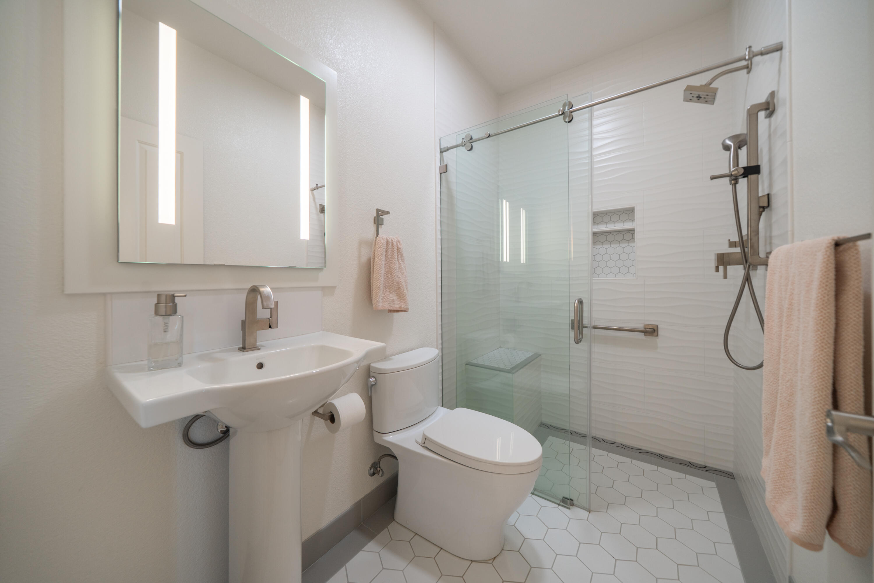 864 River Bend Road Redding, CA 96003 - Photo 51 of 115 GUEST BATHROOM