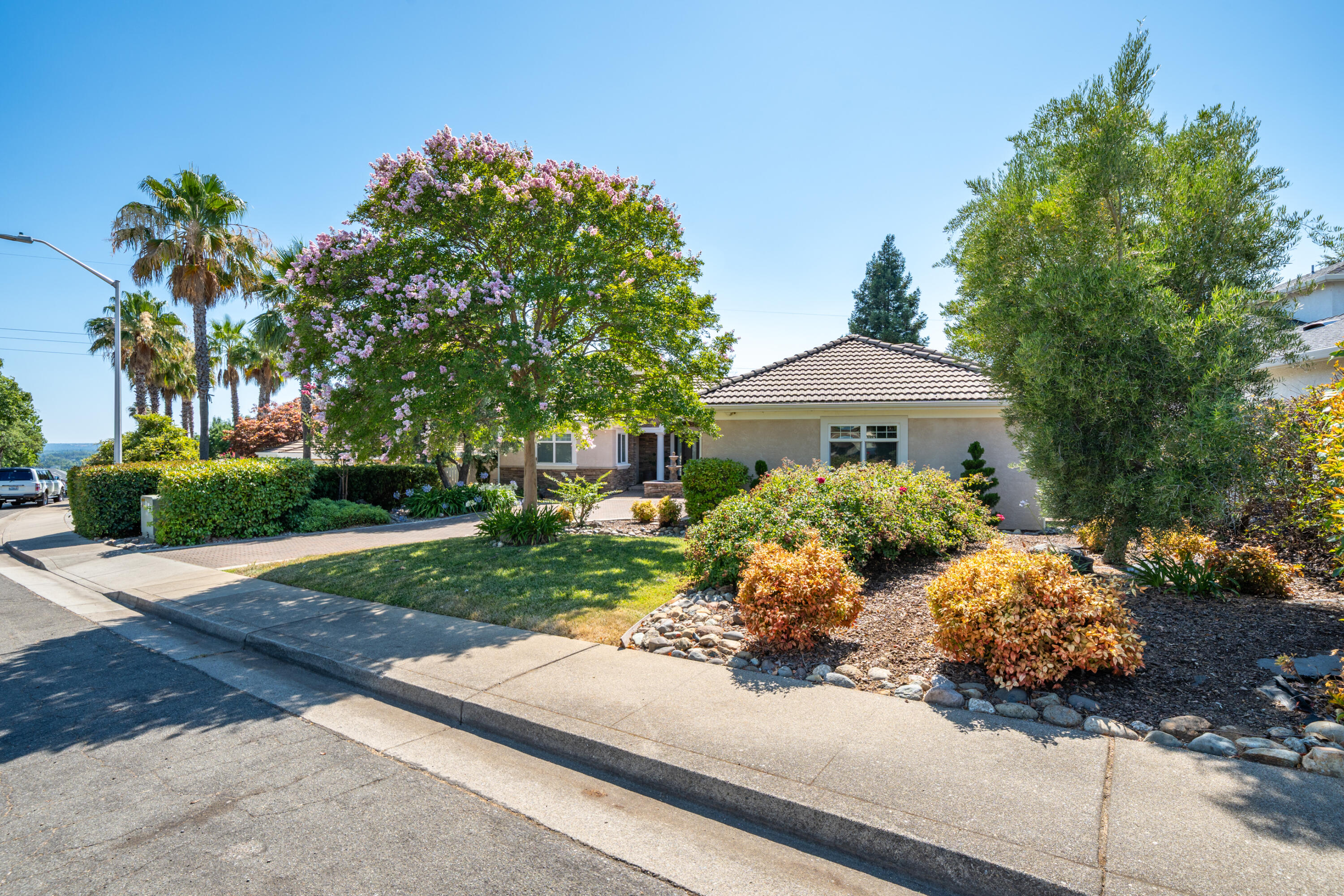 864 River Bend Road Redding, CA 96003 - Photo 6 of 115 MANICURED LANDSCAPING