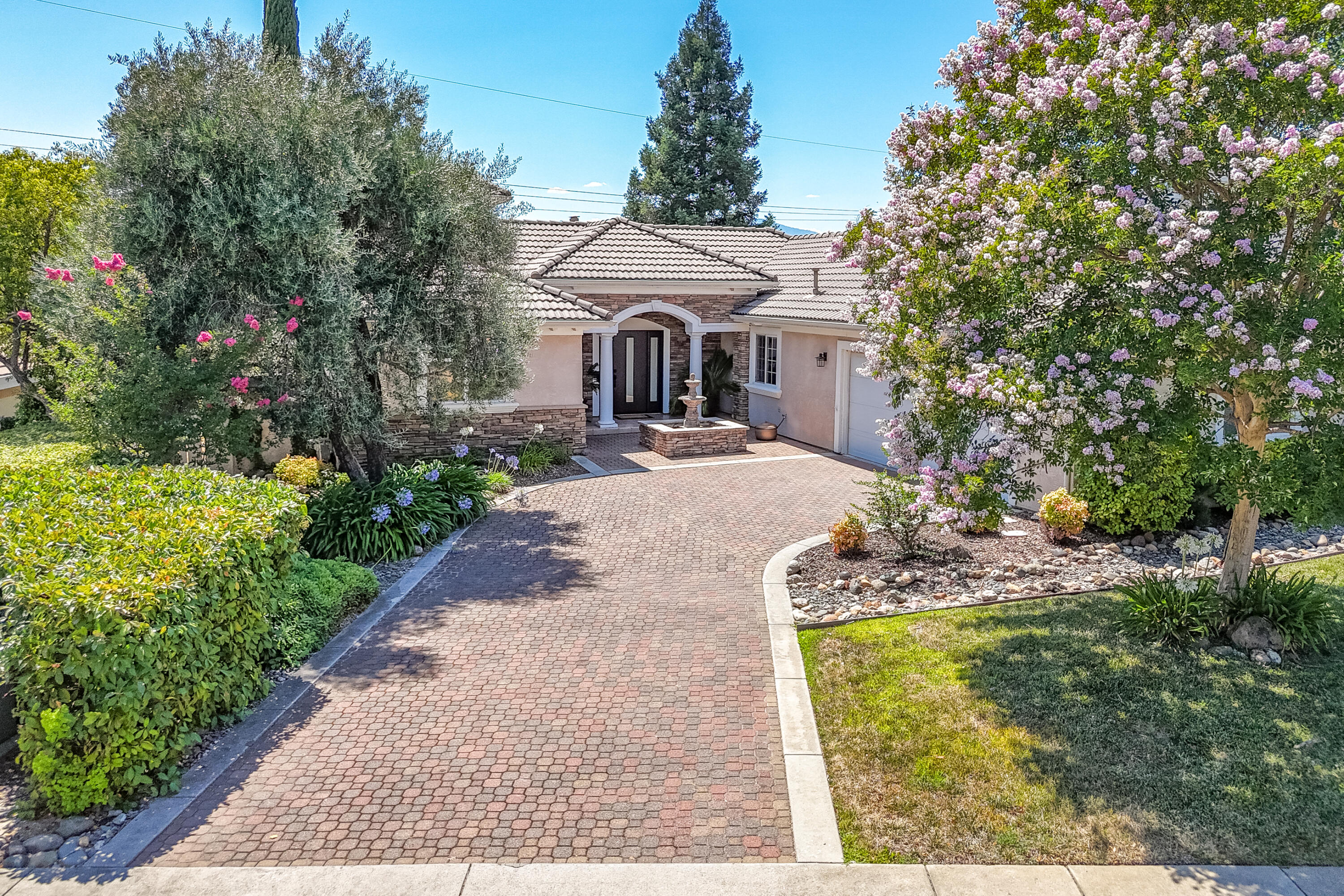 864 River Bend Road Redding, CA 96003 - Photo 7 of 115 COBBLESTONE DRIVEWAY