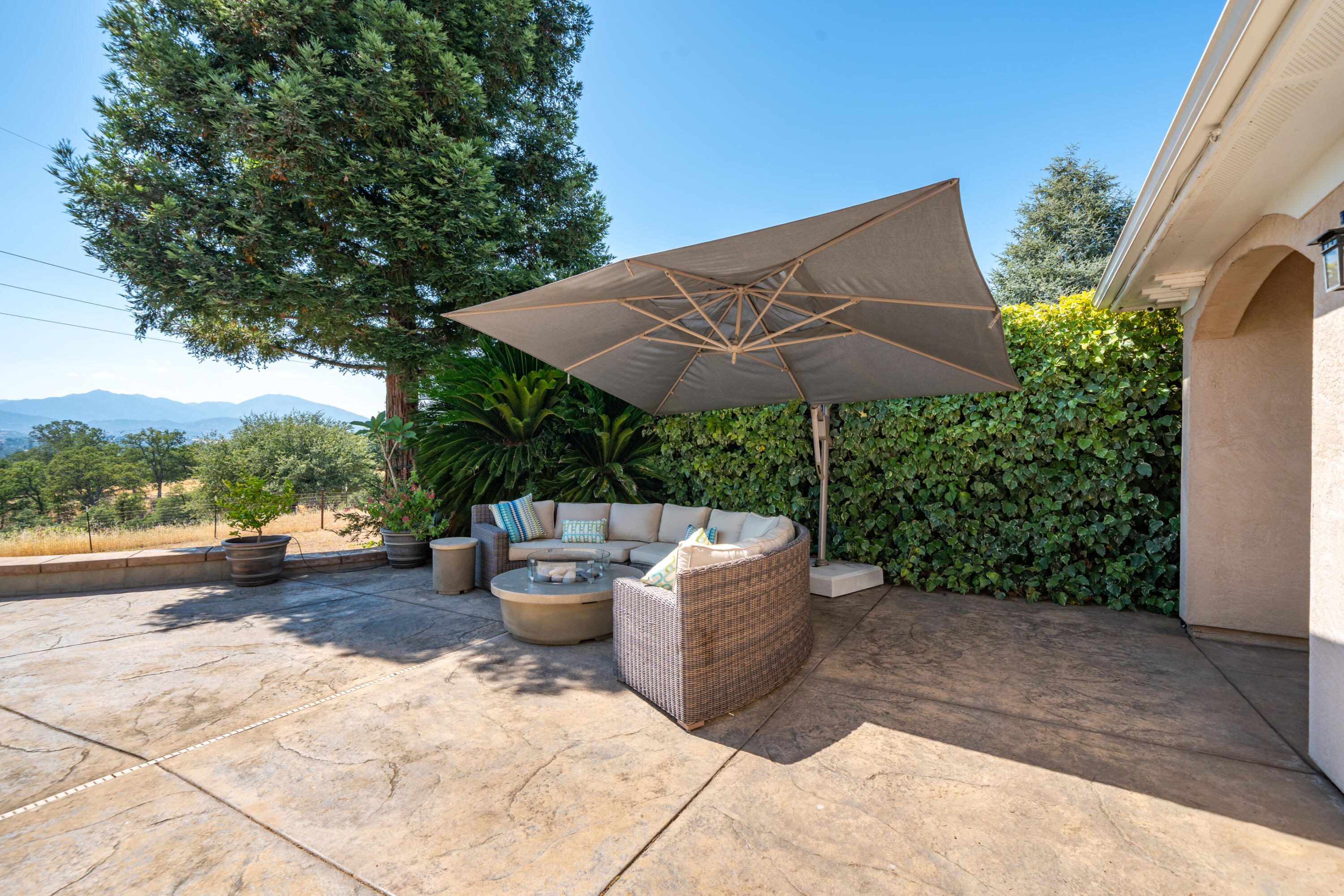 864 River Bend Road Redding, CA 96003 - Photo 73 of 115 UMBRELLA AVAILABLE