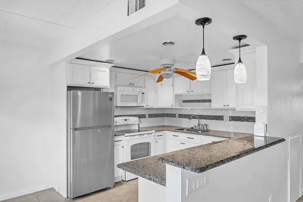 $1,800 | 2049 Hythe A, Boca Raton, FL 33434