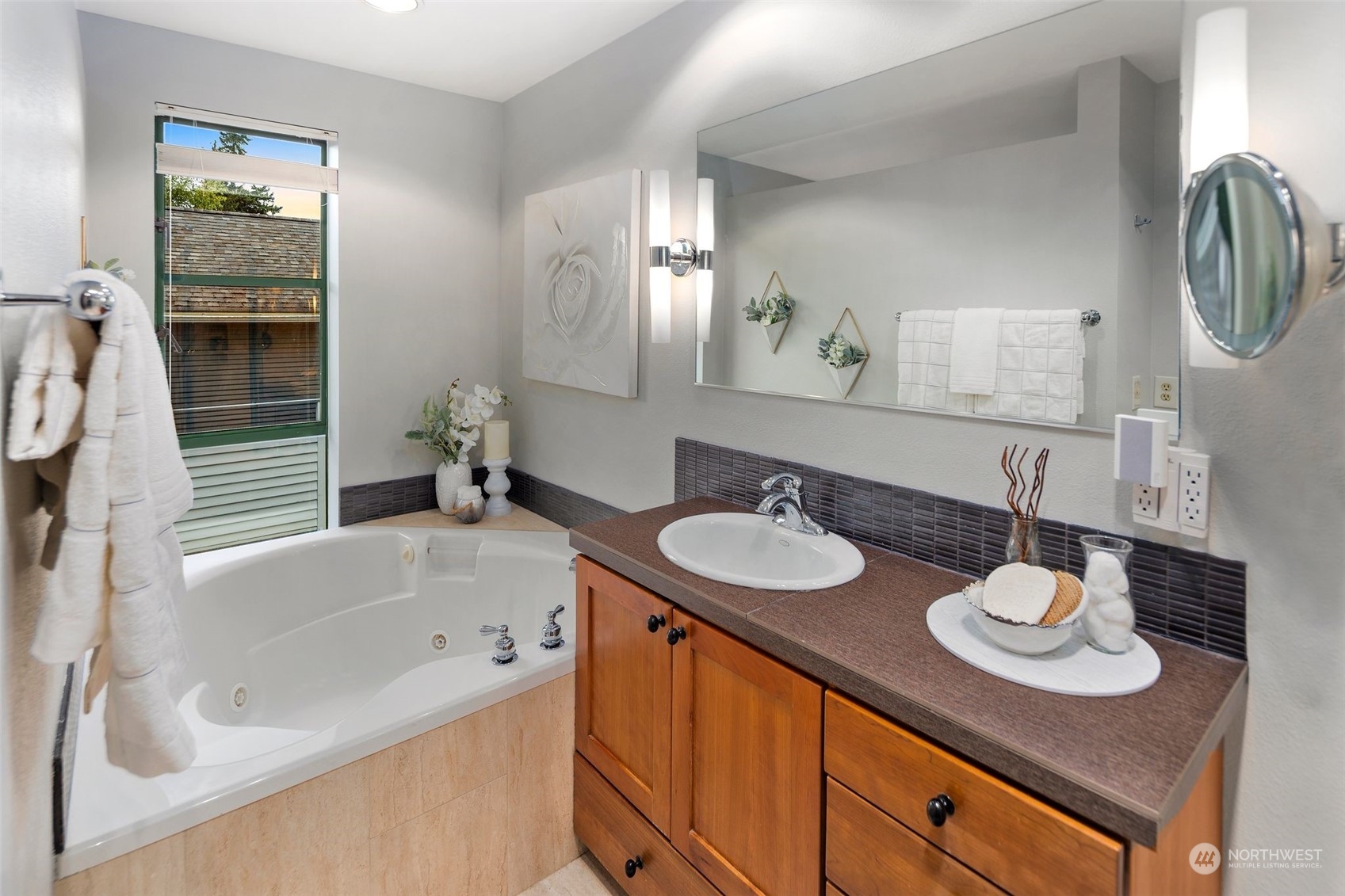 416 Daley Street, Unit C Edmonds, WA 98020 - Photo 17 of 38 a bathroom with a sink and a mirror