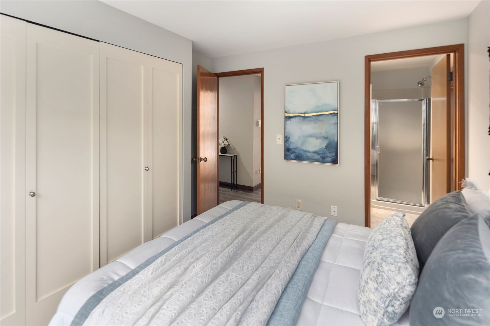 416 Daley Street, Unit C Edmonds, WA 98020 - Photo 20 of 38 a bedroom with a bed and a mirror