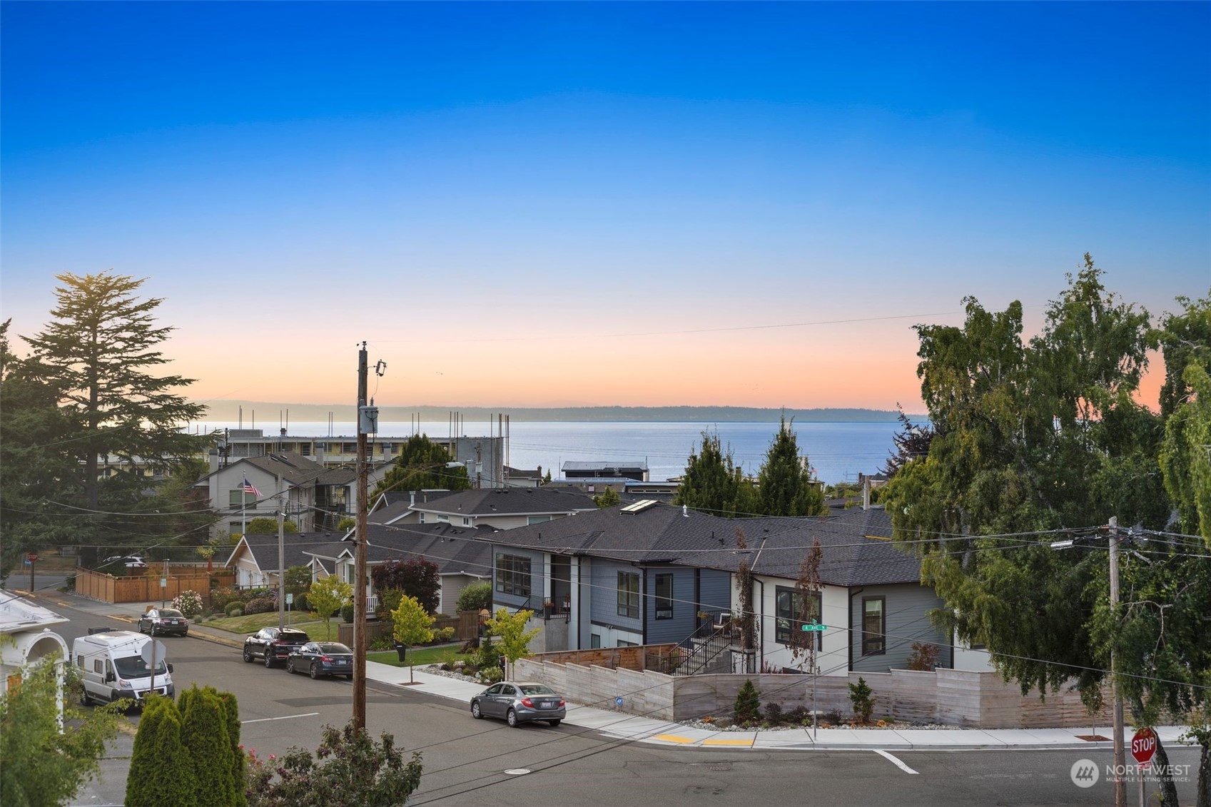 416 Daley Street, Unit C Edmonds, WA 98020 - Photo 30 of 38 a front view of a building with street view