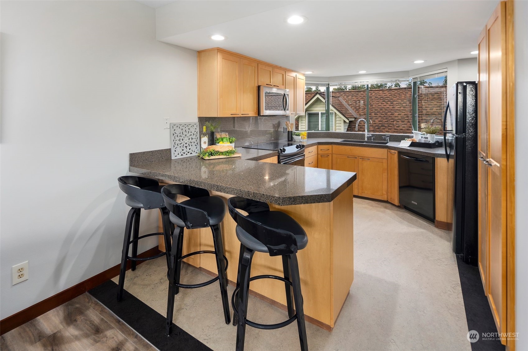 416 Daley Street, Unit C Edmonds, WA 98020 - Photo 8 of 38 a kitchen with a table and chairs