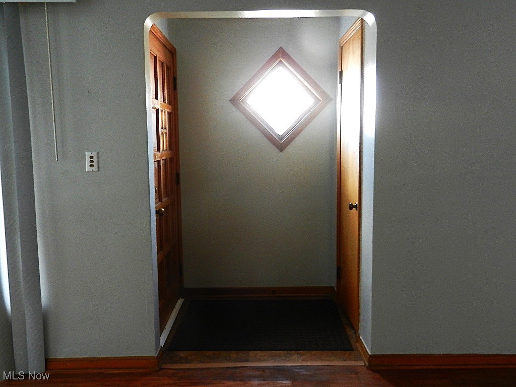 4897 Richmond Road Cleveland, OH 44128 - Photo 4 of 16 Foyer with guest closet