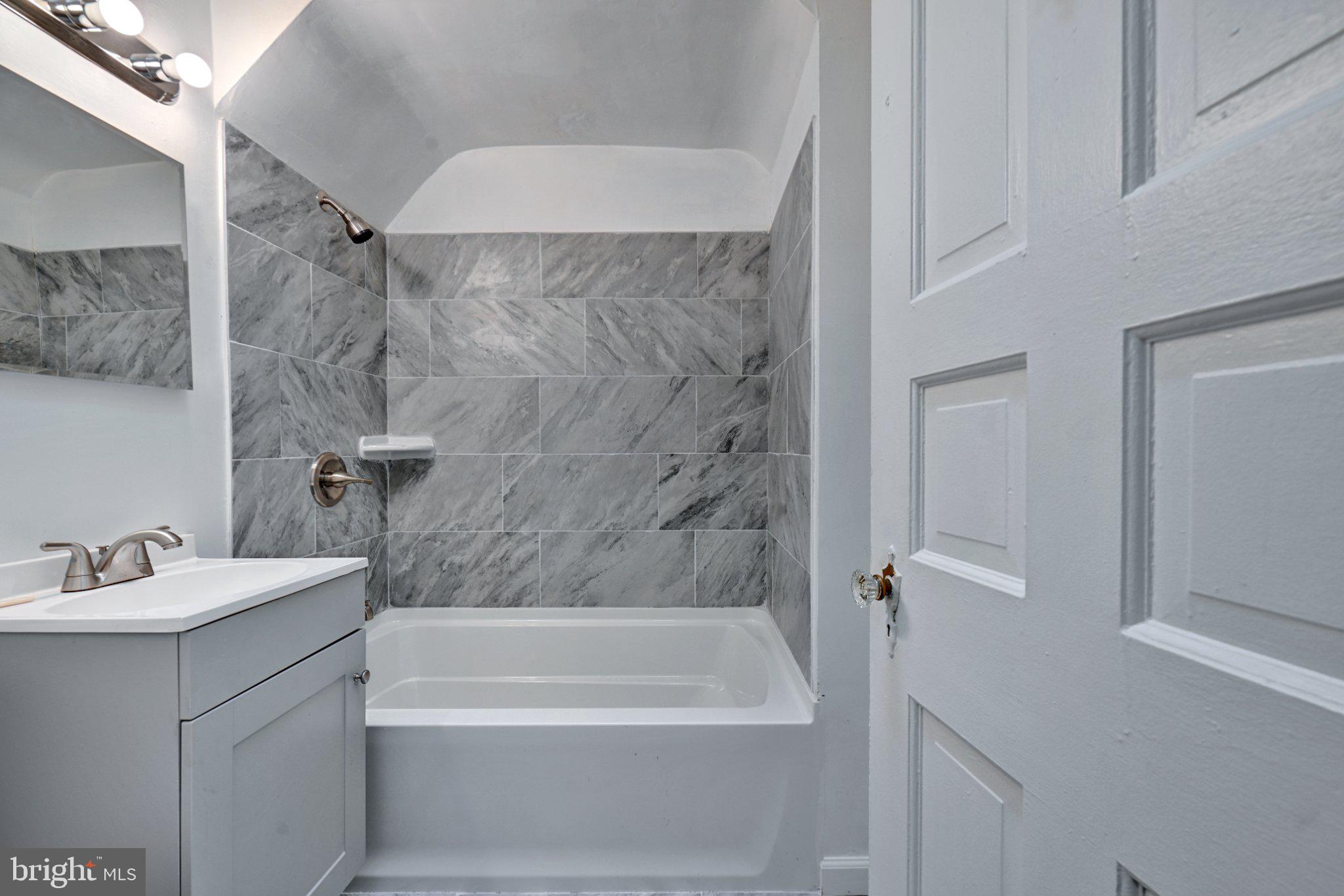 4607 North Capitol Street Northeast Washington, DC 20011 - Photo 17 of 25 a bathroom with a bathtub and a sink