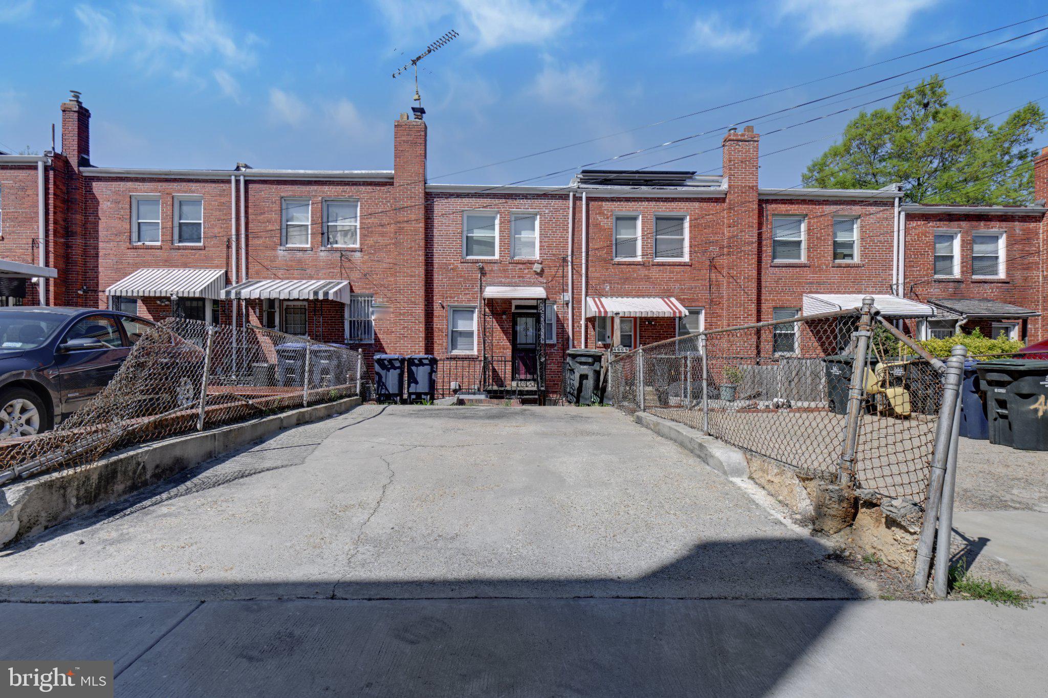 4607 North Capitol Street Northeast Washington, DC 20011 - Photo 23 of 25 a view of a dinning room with balcony